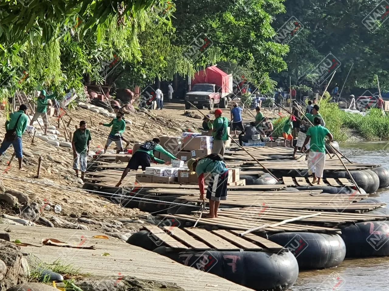 Balseros trabajan de manera normal en el rio Suchiate