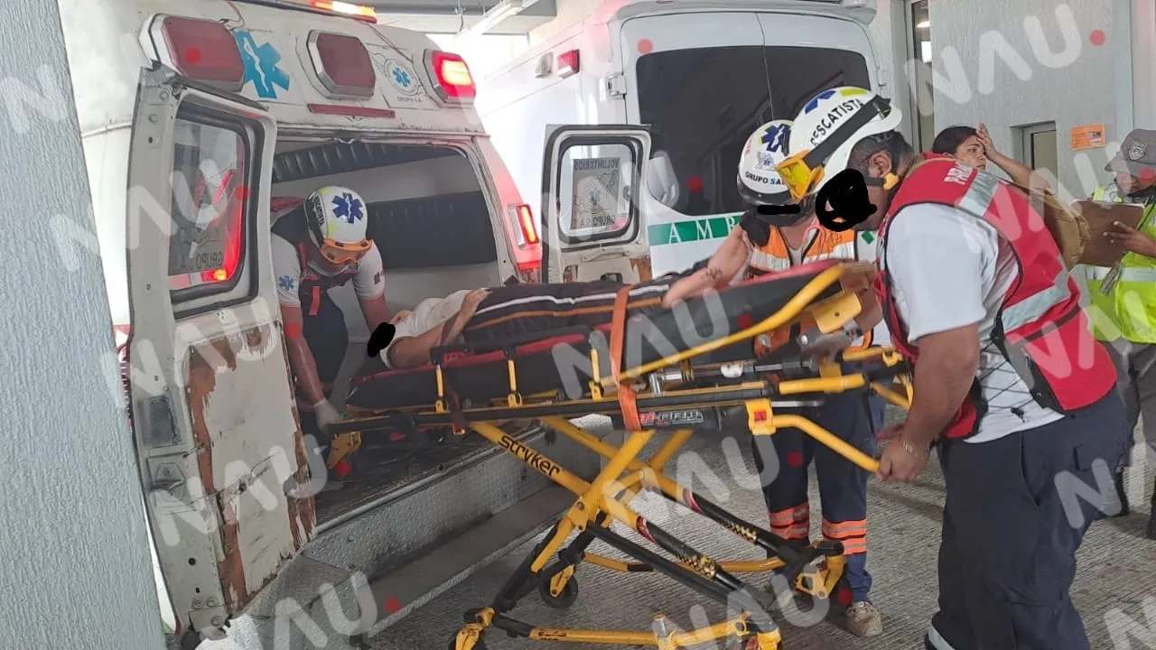 Menor cae al subirse a una combi