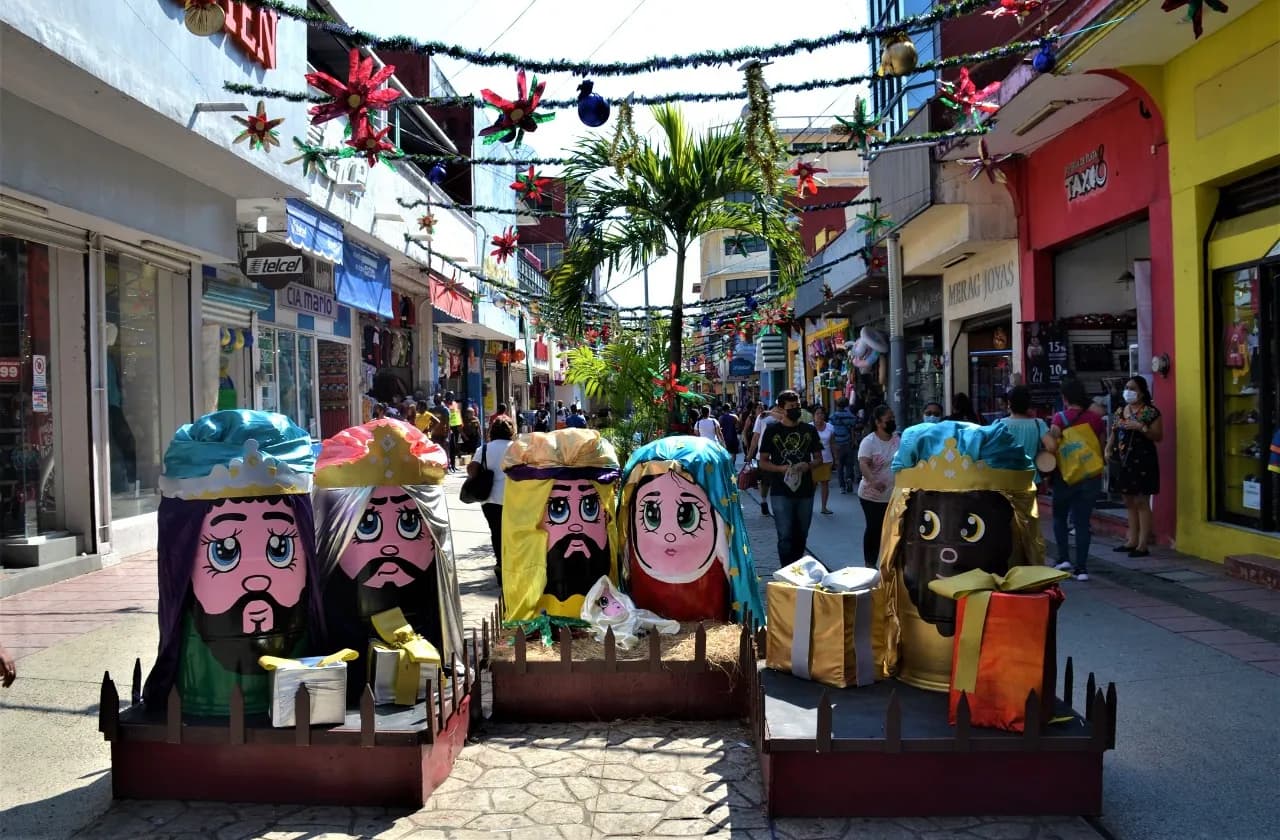 PARQUE CENTRAL Y SENDERO PEATONAL LUCEN ADORNOS NAVIDEÑOS
