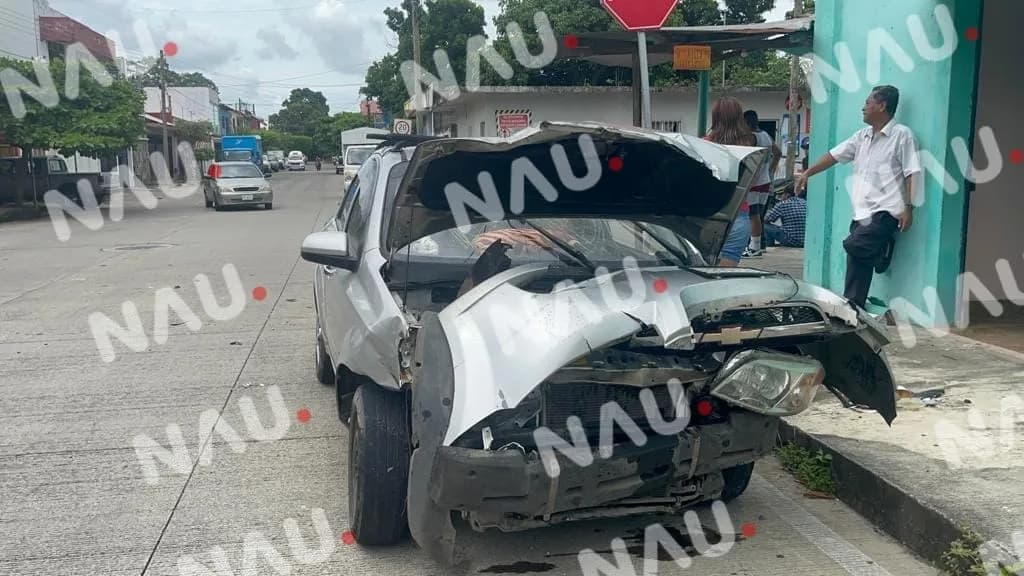 Solo daños deja accidente en la colonia San Sebastián