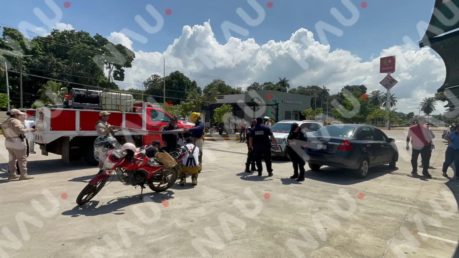 Mujer resulta lesionada en accidente dentro del estacionamiento de Plaza Alaiia