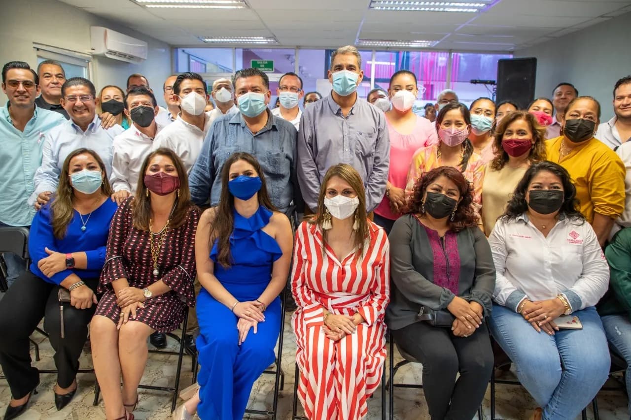 ENTREGA ROSY URBINA EQUIPO DE CÓMPUTO A DEPENDENCIAS MUNICIPALES