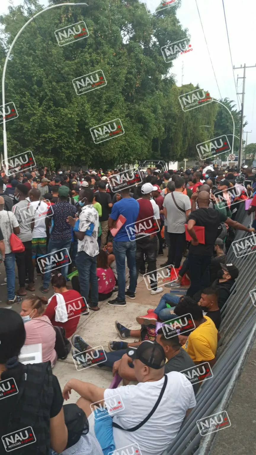Migrantes intentan derribar el portón de seguridad de ORM en Tapachula.