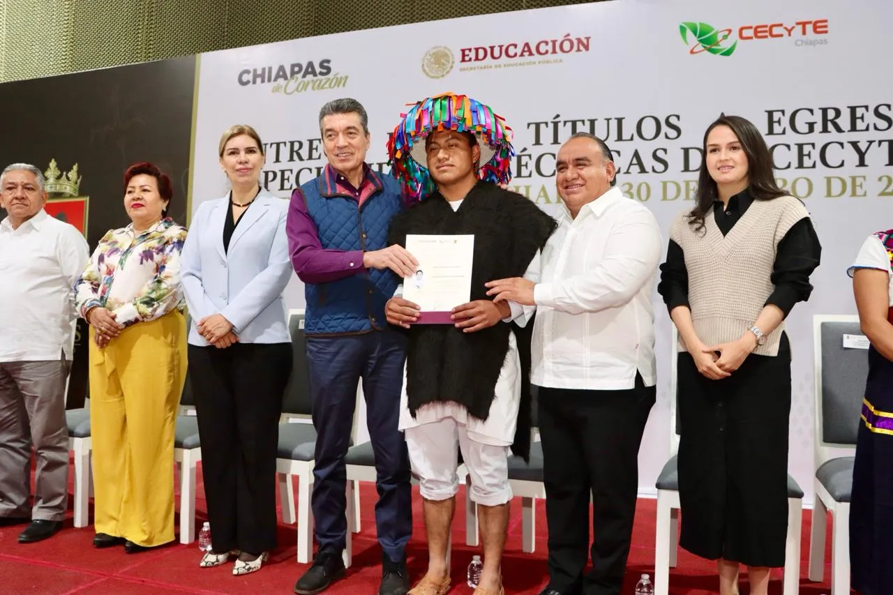 Rutilio Escandón entrega 700 títulos a egresadas y egresados de especialidades técnicas del Cecyte Chiapas