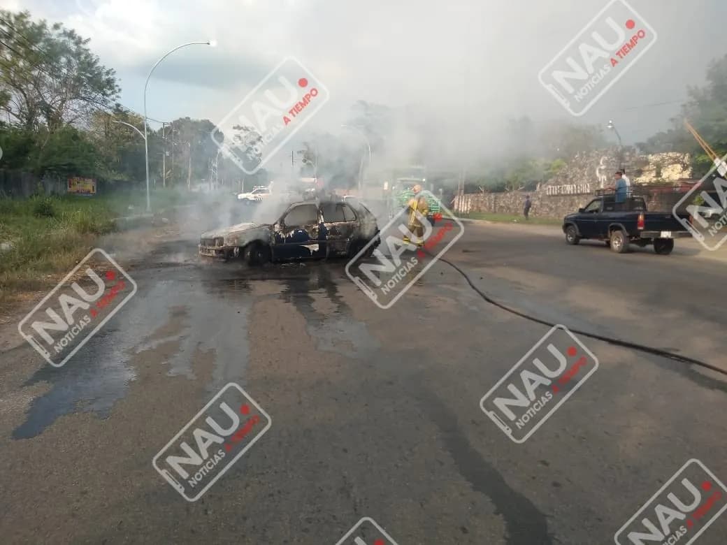 Un vehículo se incendió frente al Club Campestre