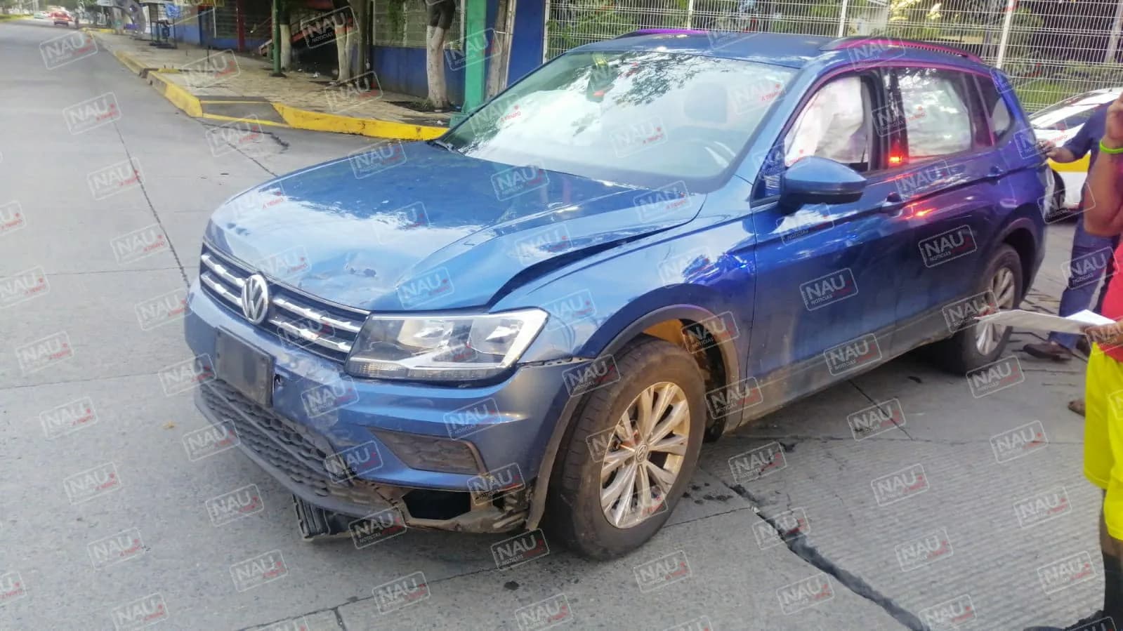 Camioneta golpea un vehículo y se da a la fuga.