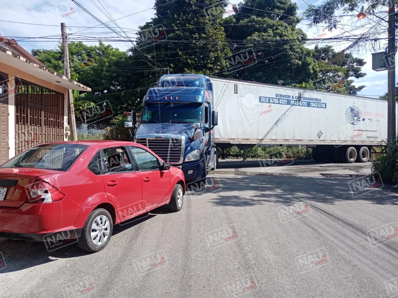 Choca tráiler con vehículo estacionado