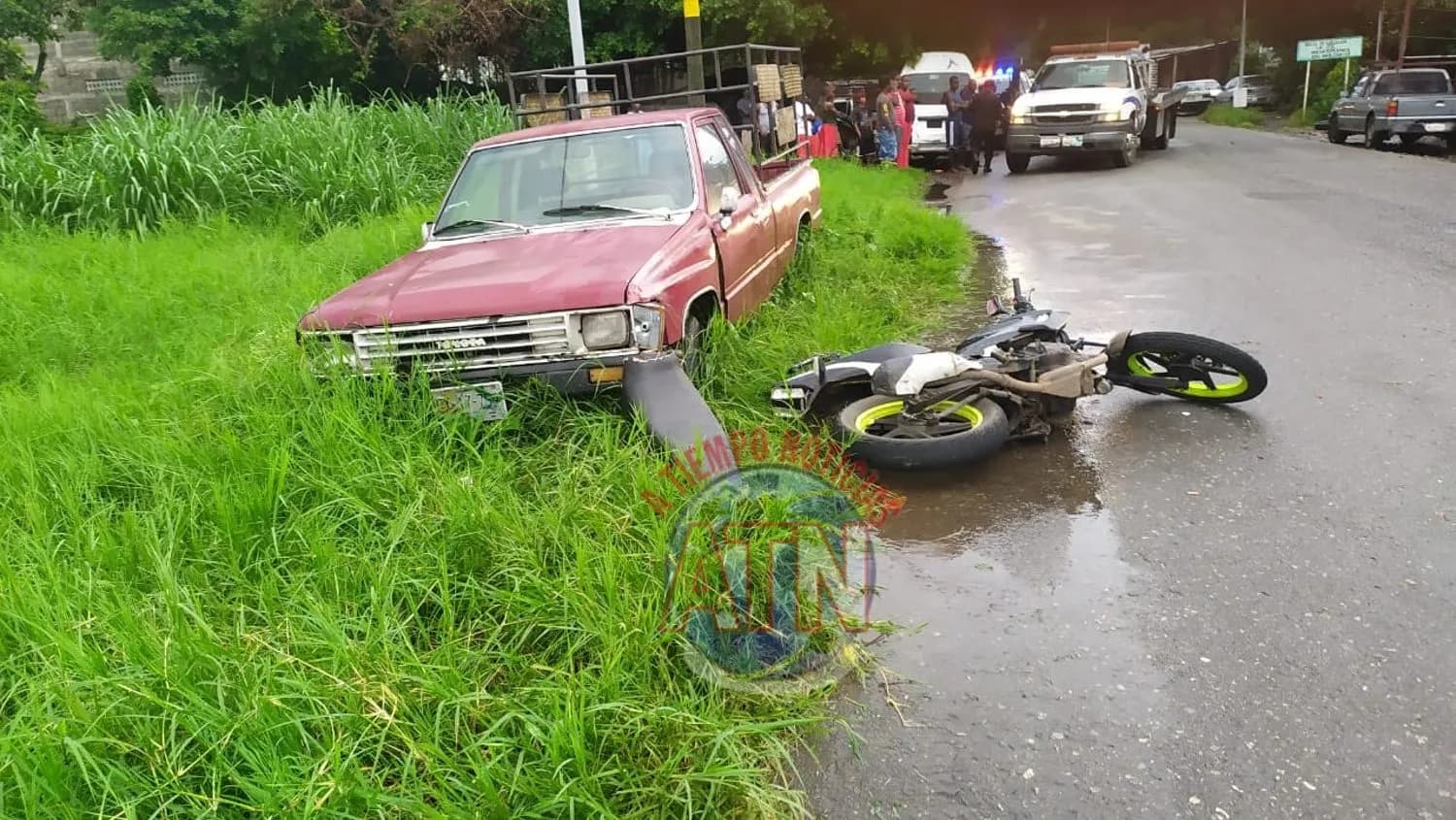 Camioneta vs motocicleta colisionan
