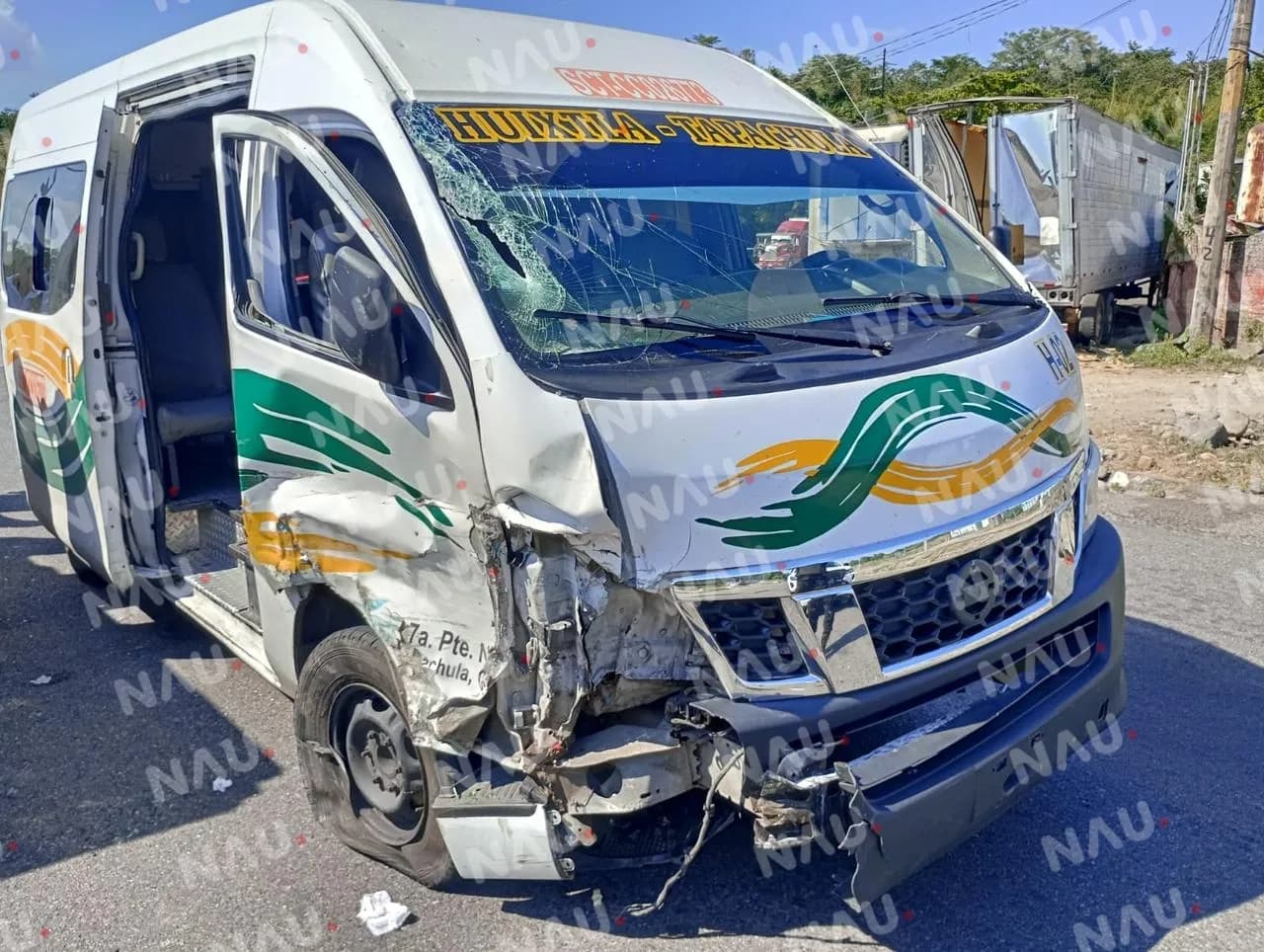 Tres lesionados dejó accidente de torton y combi de pasaje