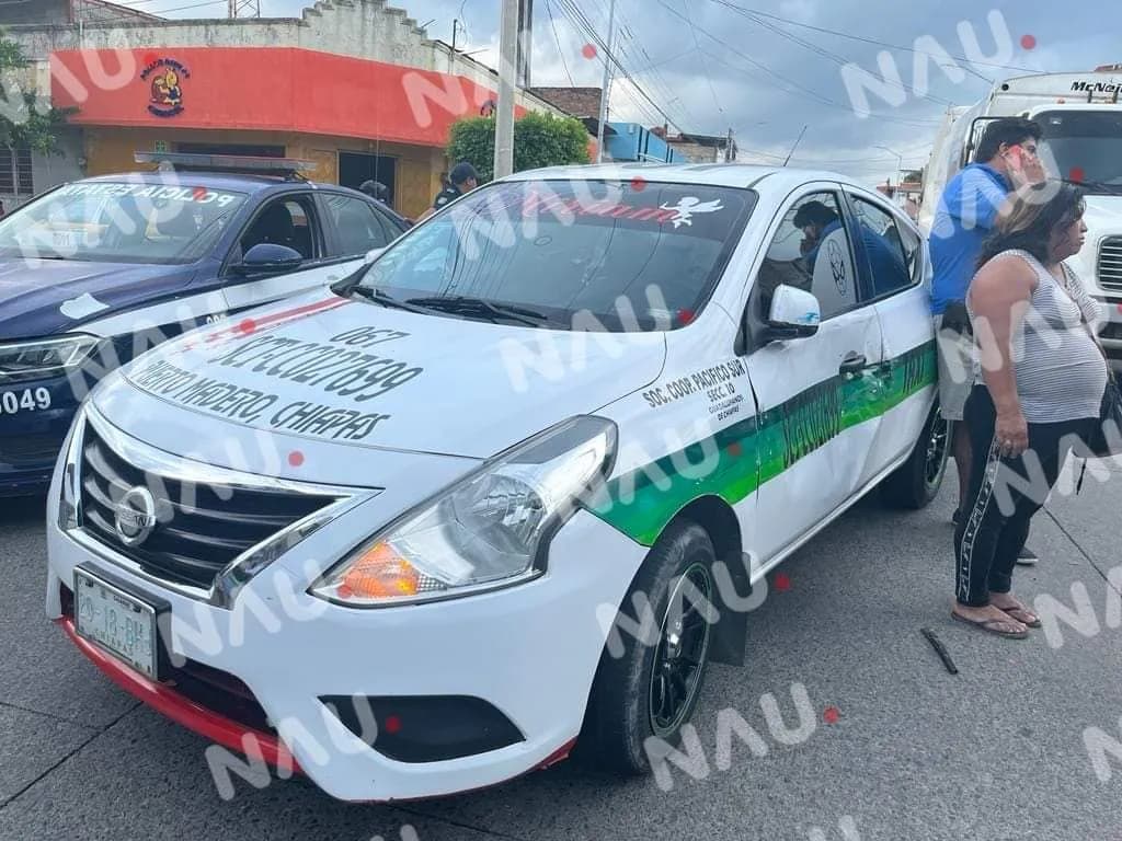 Solo daños deja accidente entre taxi y camioneta