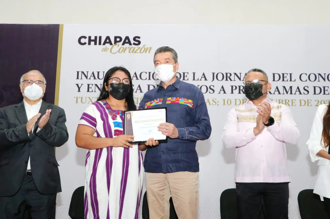 Entrega Rutilio Escandón reconocimientos a investigadoras e investigadores científicos