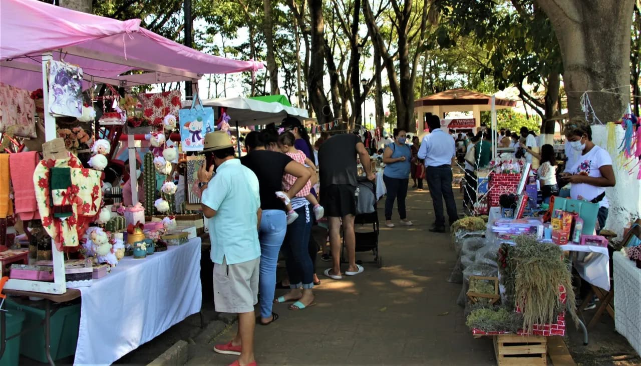 EMPRENDEDORES PARTICIPAN EN EL ÚLTIMO TIANGUIS A TU COLONIA DEL AÑO EN TAPACHULA