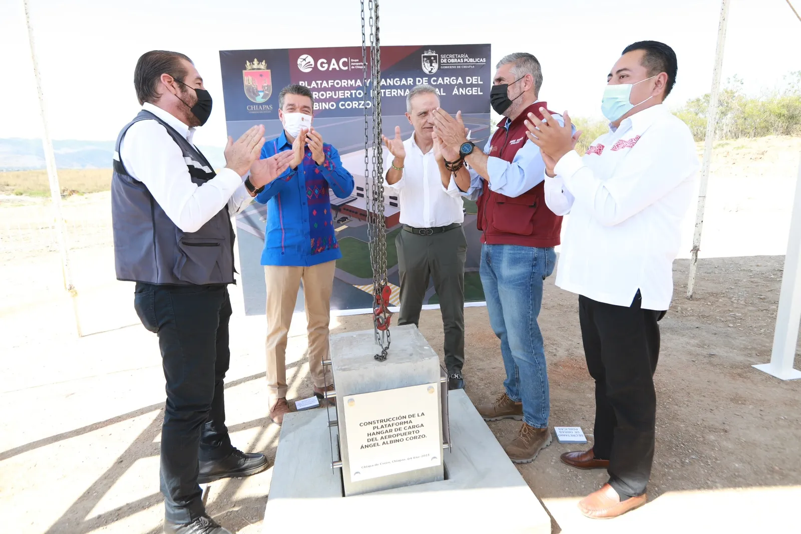 Rutilio Escandón inicia obra de la plataforma y hangar de carga del Aeropuerto Internacional Ángel Albino Corzo