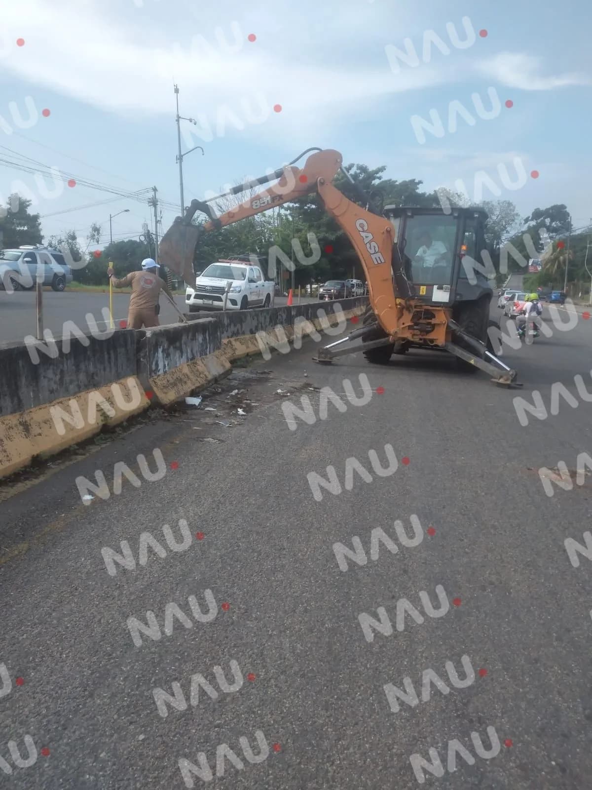 Colocan muro de contención en carretera costera para prevenir accidentes viales.