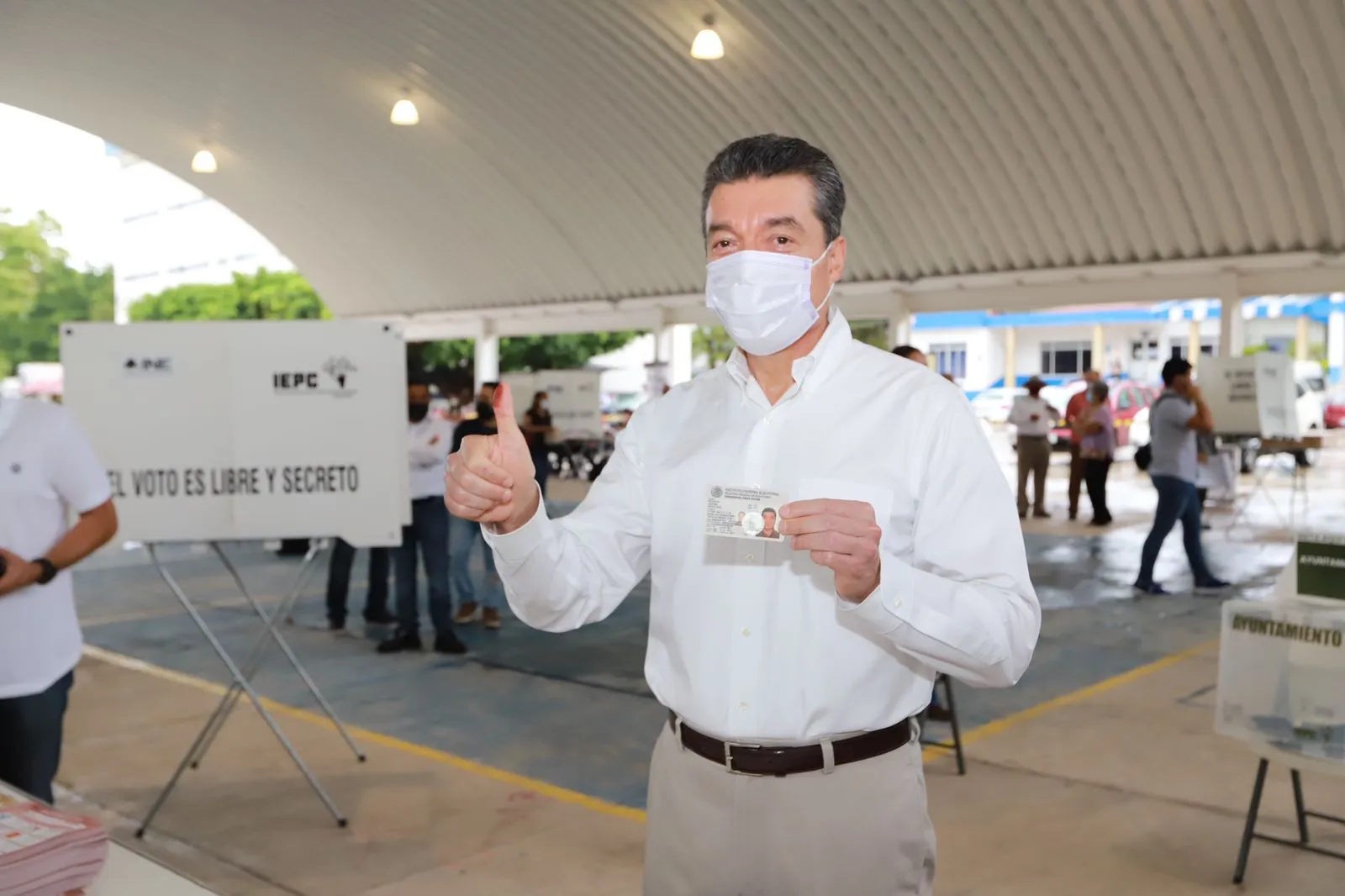 Rutilio Escandón emite su voto e invita a la población a ejercer su derecho con libertad y compromiso