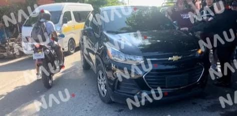 Dos lesionados deja choque de Motocicleta y vehículos