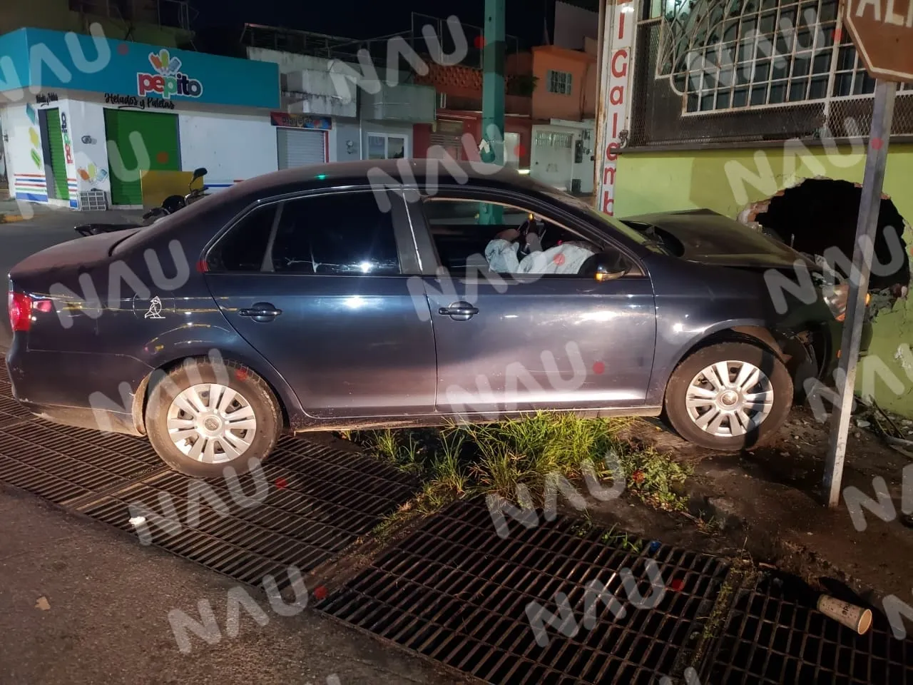 Abandonan vehículo tras chocar contra fachada de una vivienda