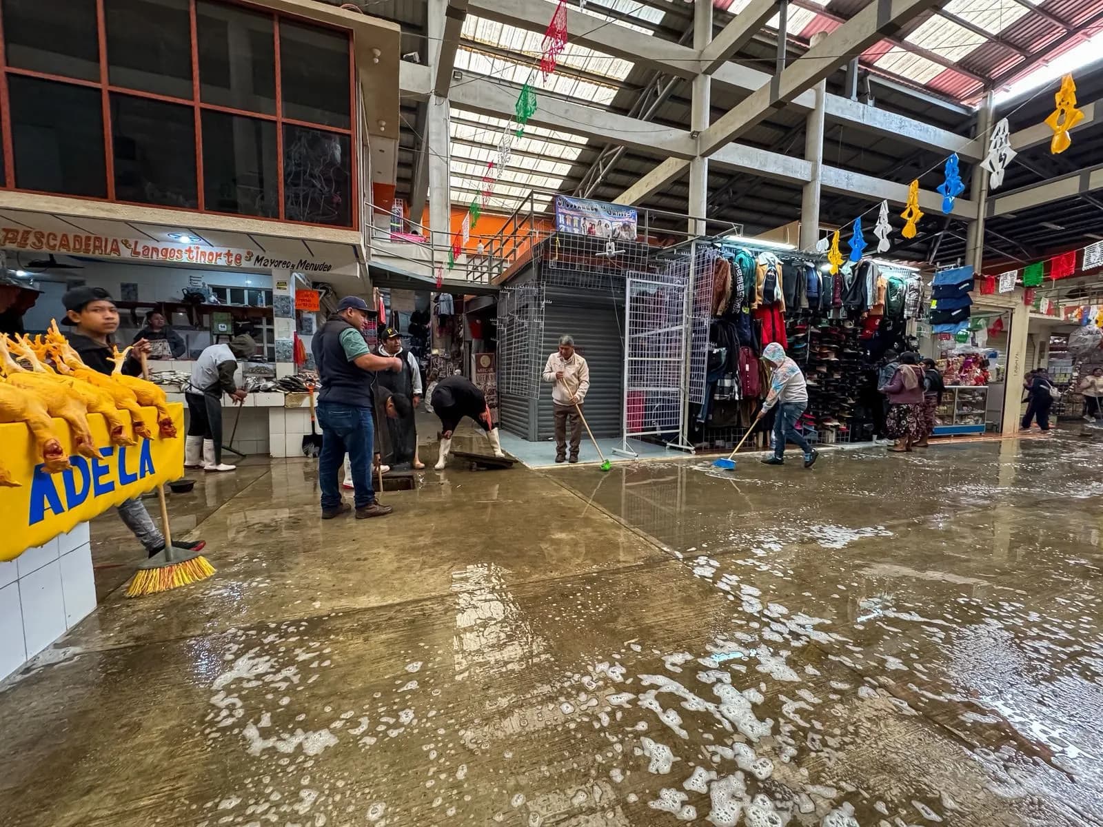 Realizan jornada de limpieza en el Mercado de la Zona Norte para mejorar su imagen y reactivarlo