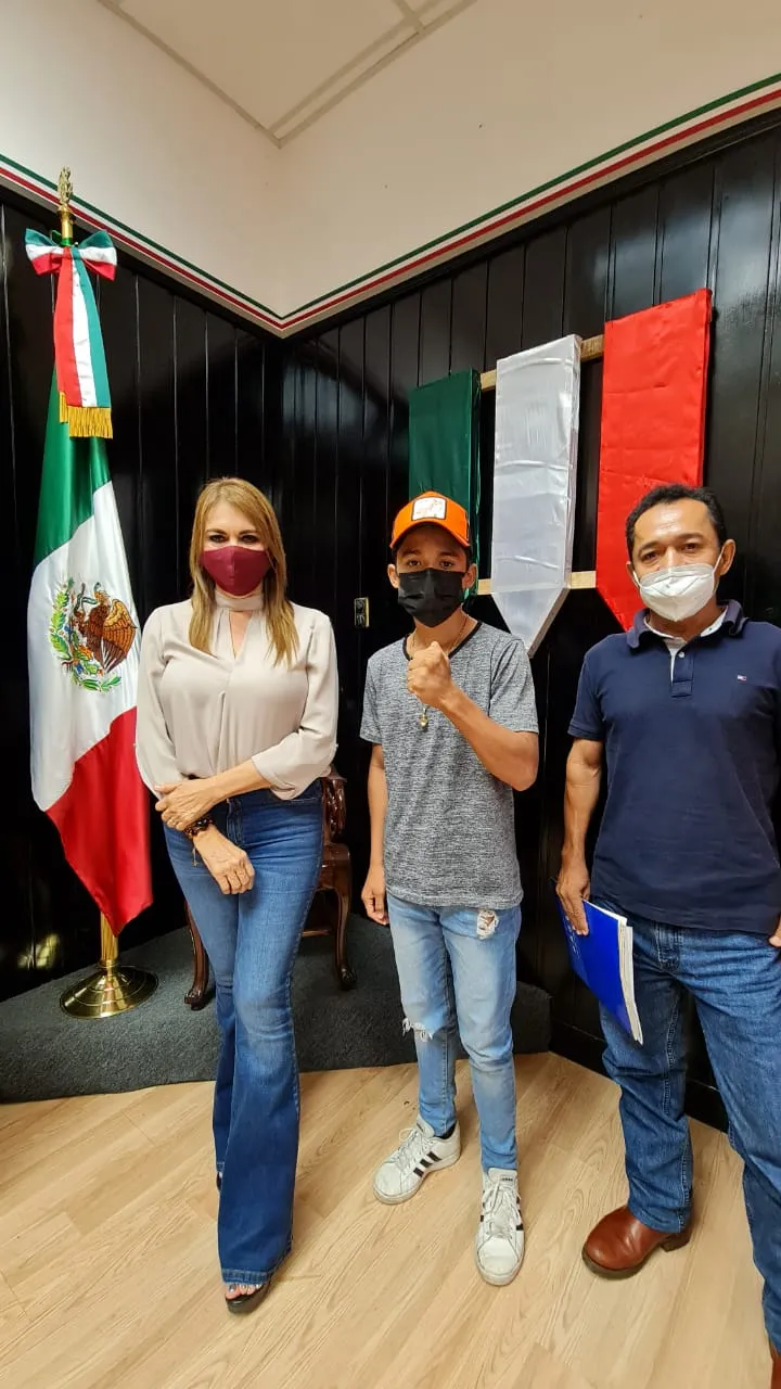 RECONOCE AYUNTAMIENTO A JOVEN TAPACHULTECO CAMPEÓN INTERNACIONAL DE BOX