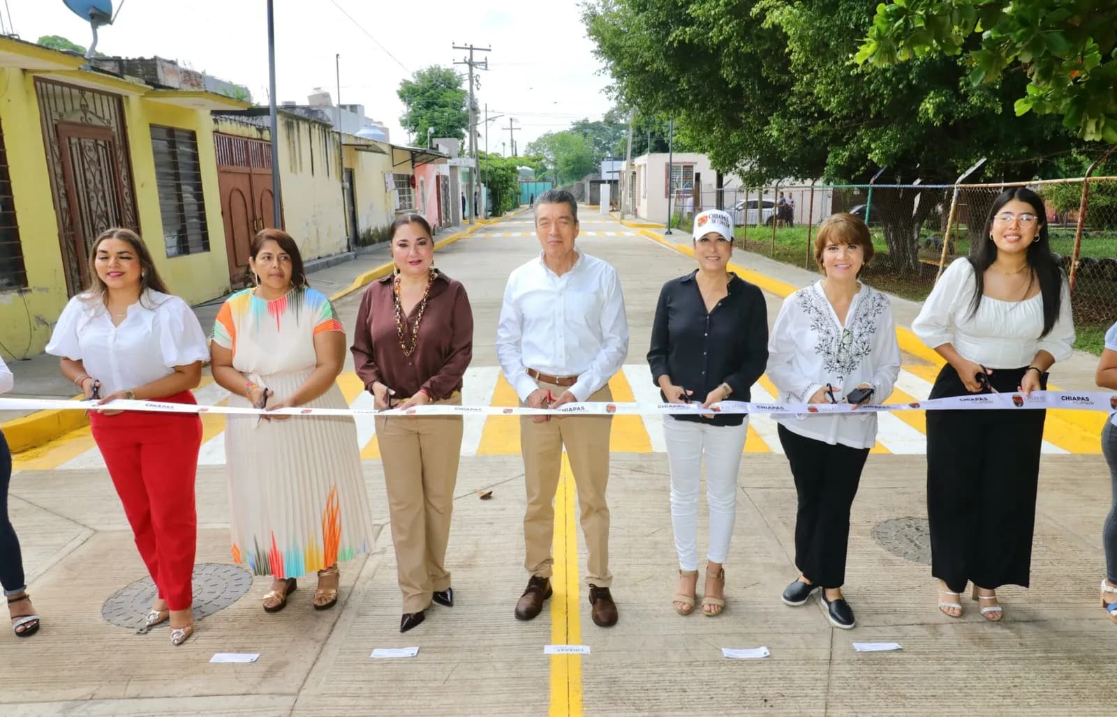 En Tapachula, Rutilio Escandón inaugura pavimentación de calle en la colonia Las Palmeras