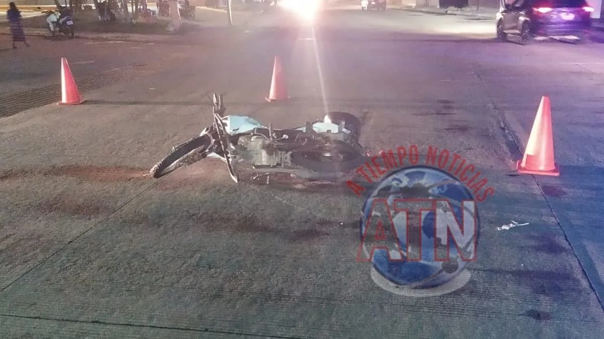 Empleado de Banco Azteca se accidentó al chocar contra una camioneta