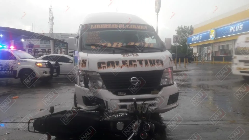 Dos personas lesionadas en accidente entre combi de pasaje y motocicleta