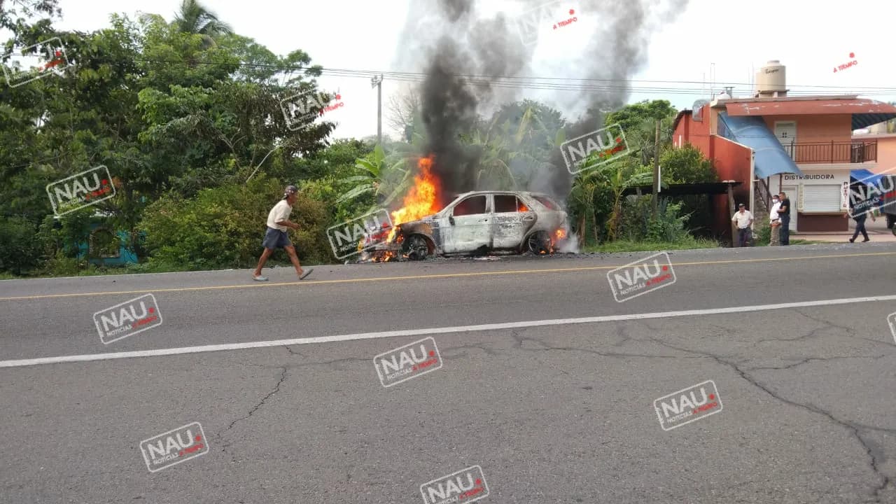 Una lujosa camioneta Mercedes Benz de color negro quedó reducida a cenizas.