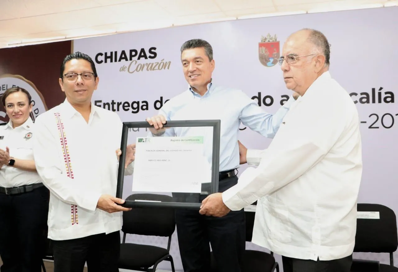 Atestigua Rutilio Escandón entrega de Certificación de la Norma ISO-9001:2015 a la Fiscalía General del Estado