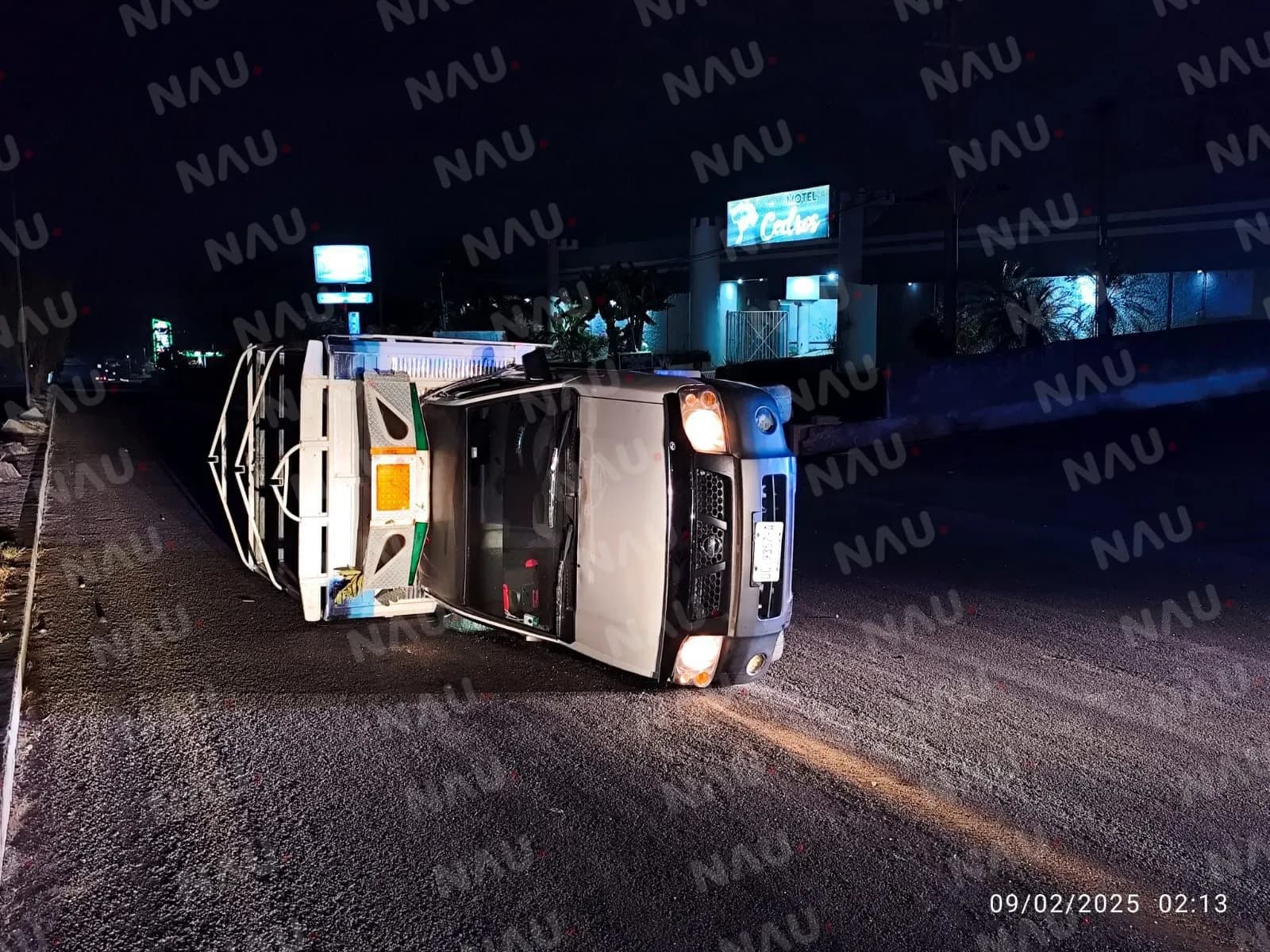 Camioneta NP300 vuelca en la carretera Tapachula – Viva México y es abandonada