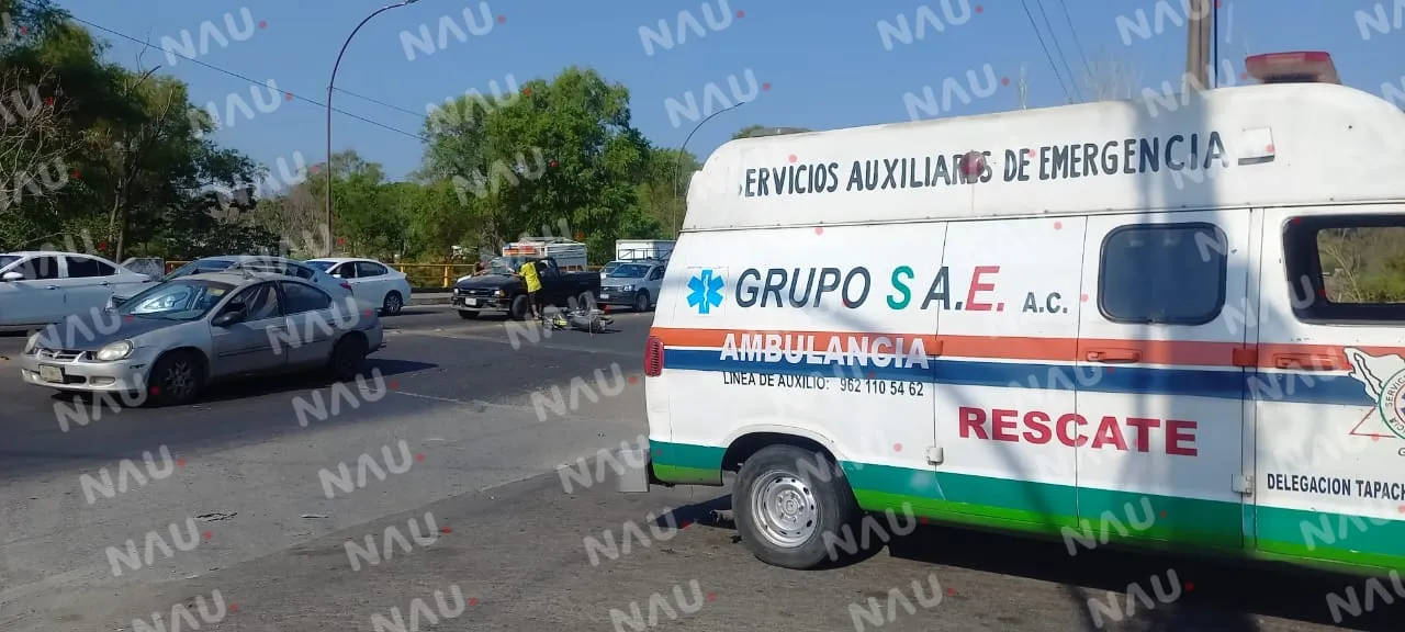 Motociclista lesionado al ser impactado por un vehículo frente al IMSS viejo