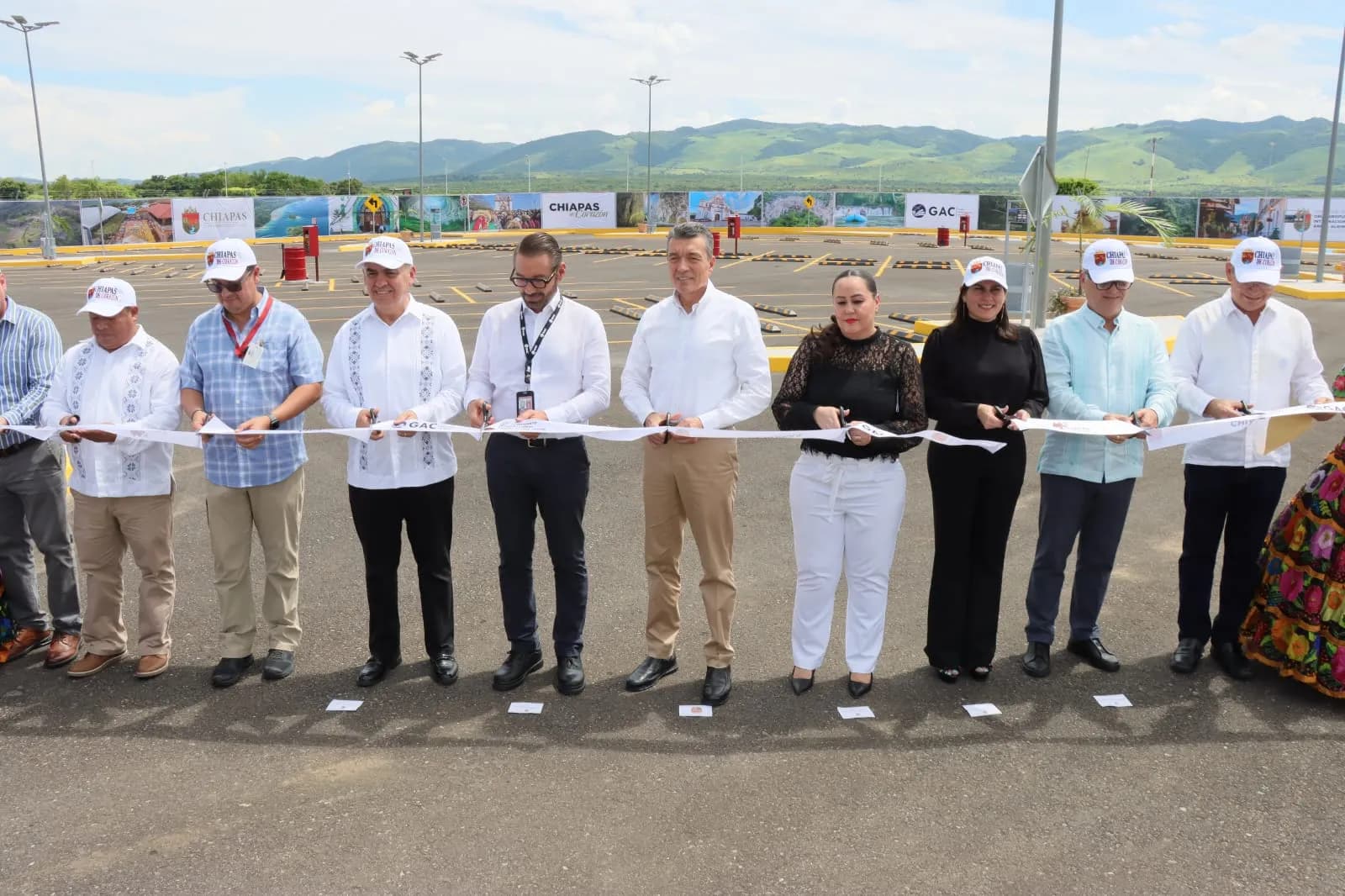Inaugura Rutilio Escandón ampliación del estacionamiento público del Aeropuerto Internacional “Ángel Albino Corzo”