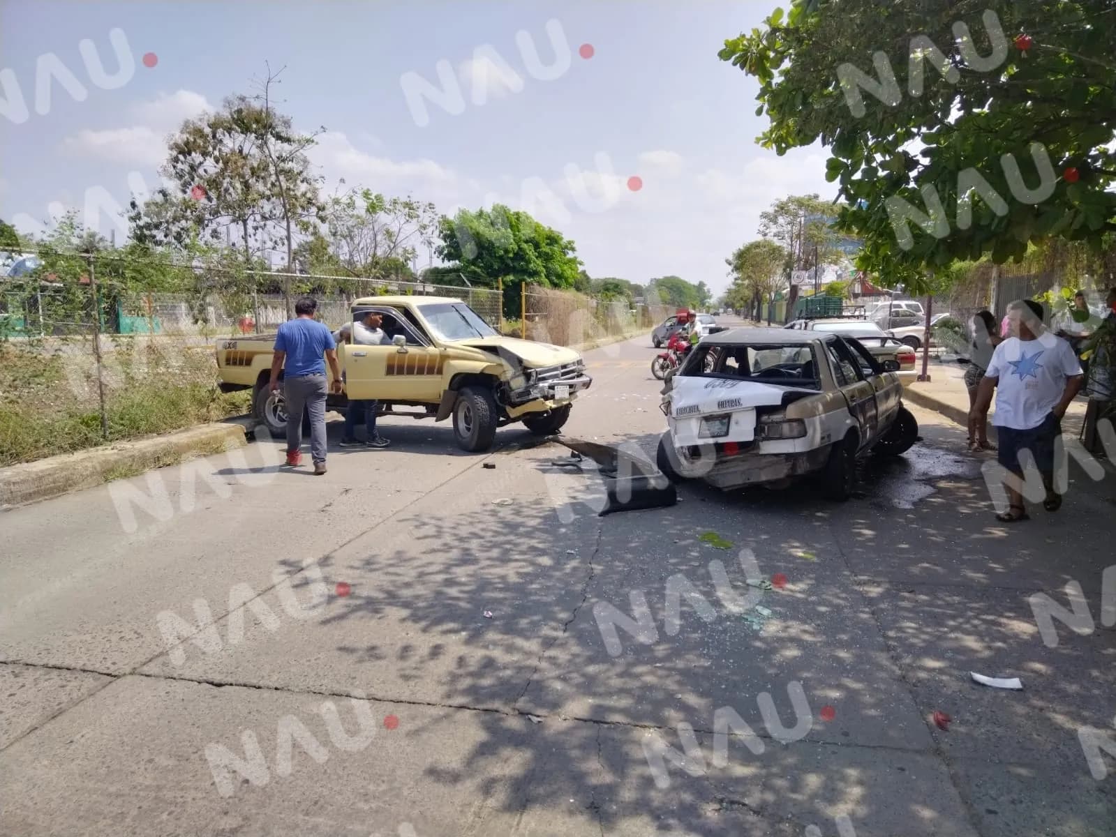 Choque de camioneta y taxi deja una persona lesionada