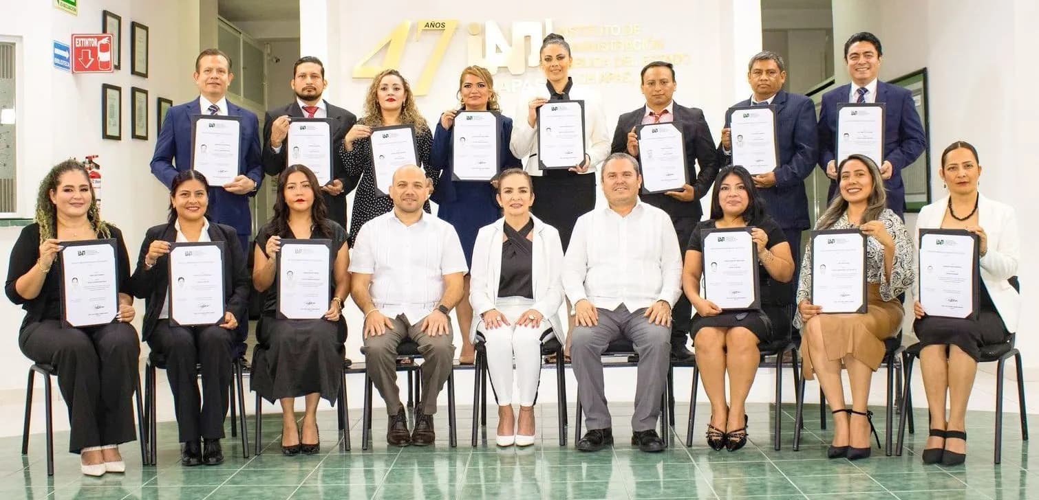 Impulsa IAP Chiapas la educación superior con la entrega de títulos y constancias de maestría y doctorado