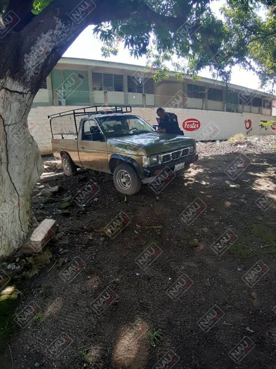 Abandonaron dos vehículos en la carretera a Raymundo Enríquez