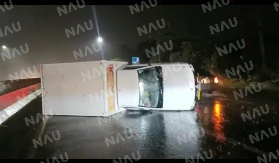 Vuelca carro de Tía Rosa en Tuxtla Chico