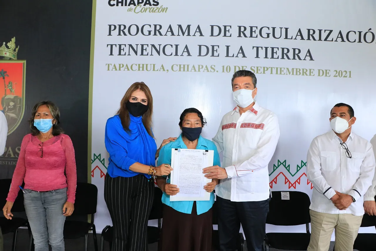 Con entrega de escrituras públicas, se brinda certeza jurídica a familias de Tapachula: Rutilio Escandón