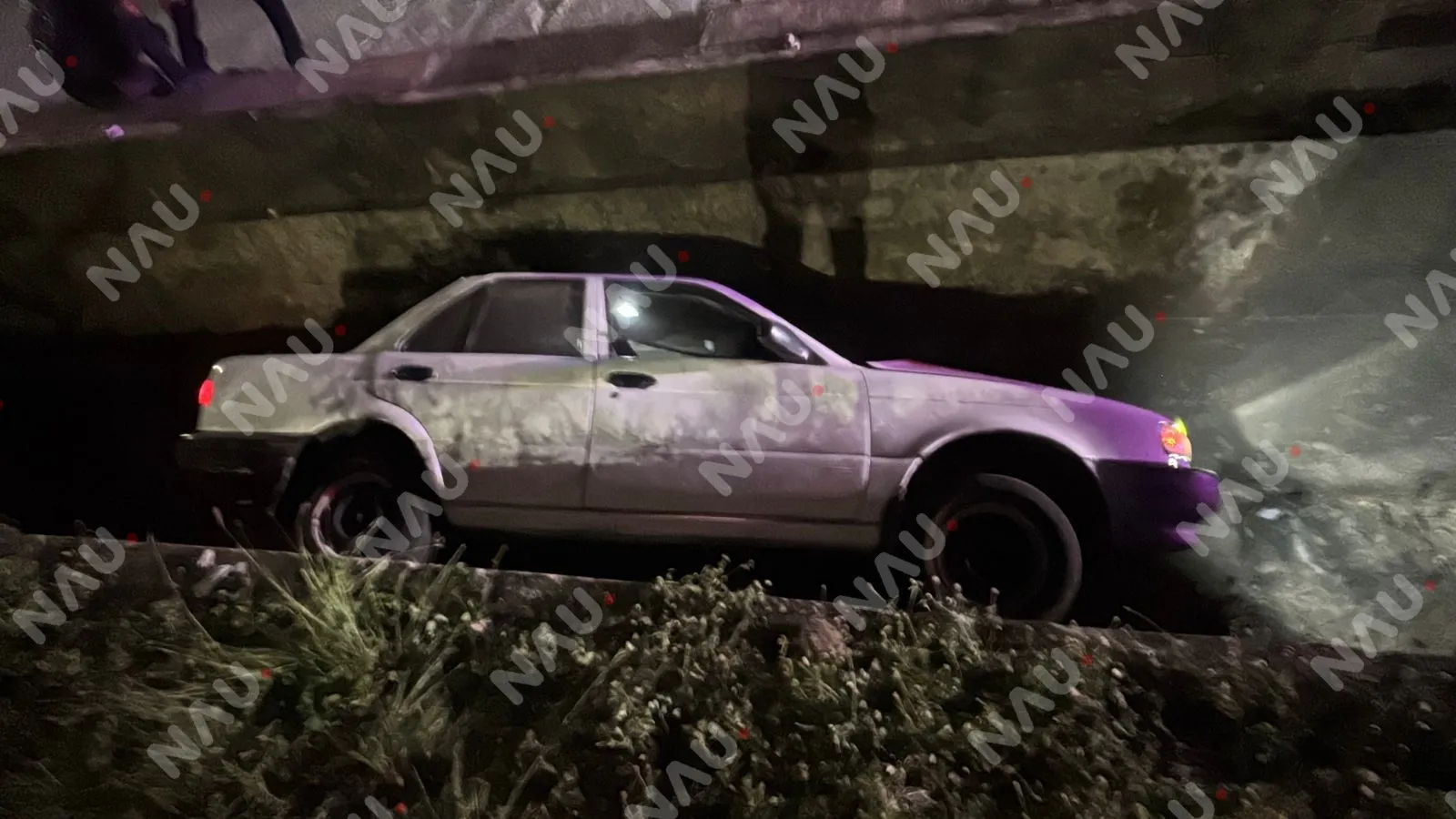 Vehículo cae a dren pluvial en la Novena Avenida Sur; dos personas resultan lesionadas