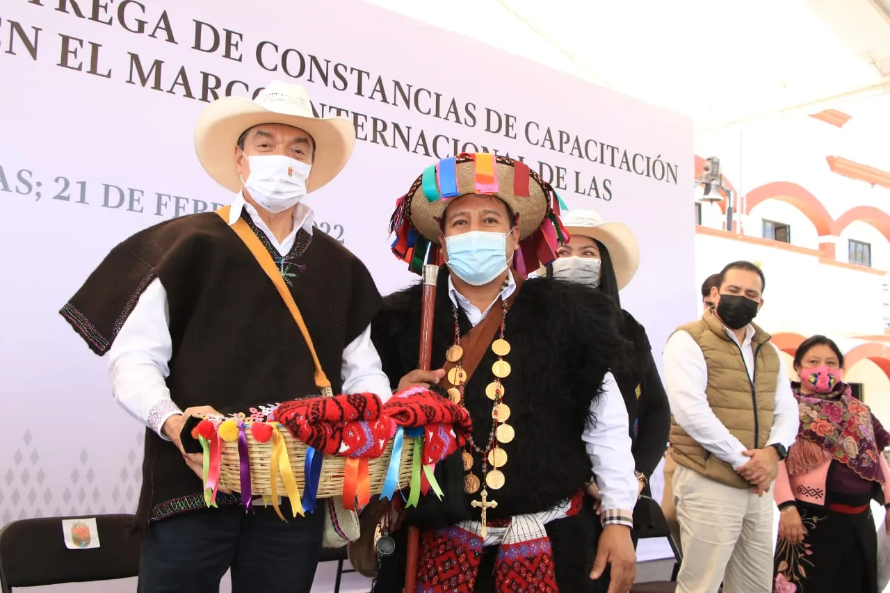 450 habitantes de pueblos indígenas reciben constancias de capacitación para el trabajo