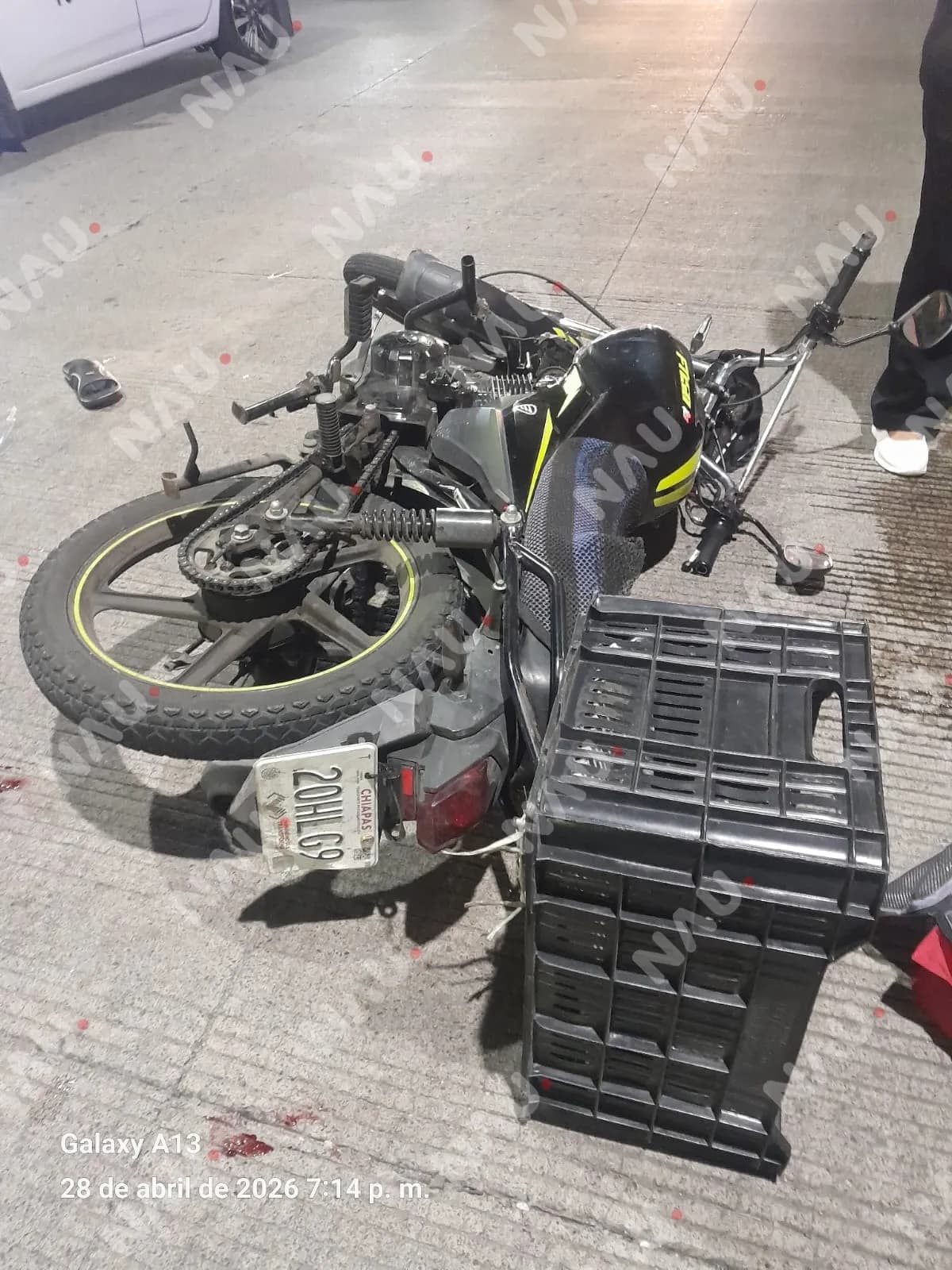 ACCIDENTE ENTRE AUTOMÓVIL Y MOTOCICLETA DEJA DOS LESIONADOS EN TAPACHULA