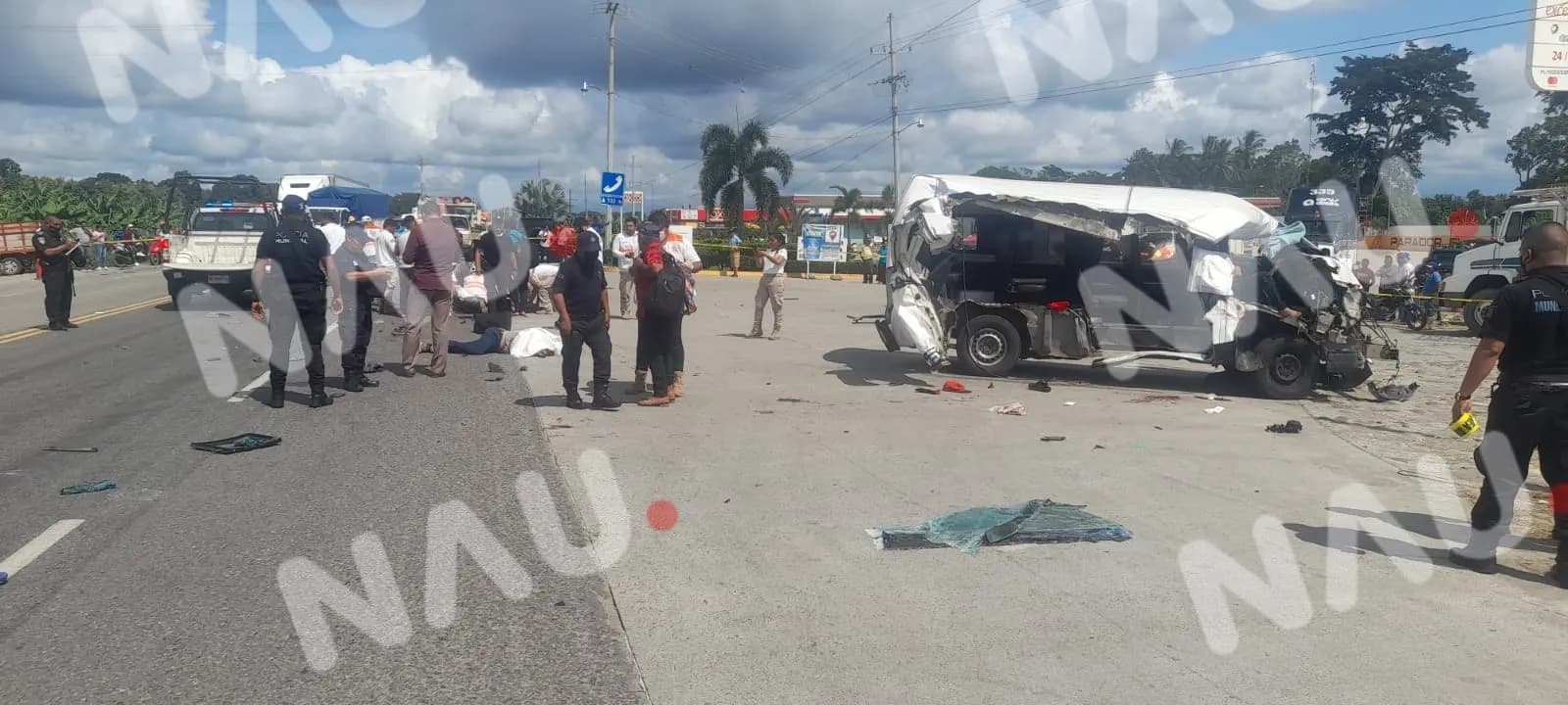 Dos muertos y seis lesionados dejó como saldo un accidente entre una combi y un tráiler en el municipio de Suchiate.