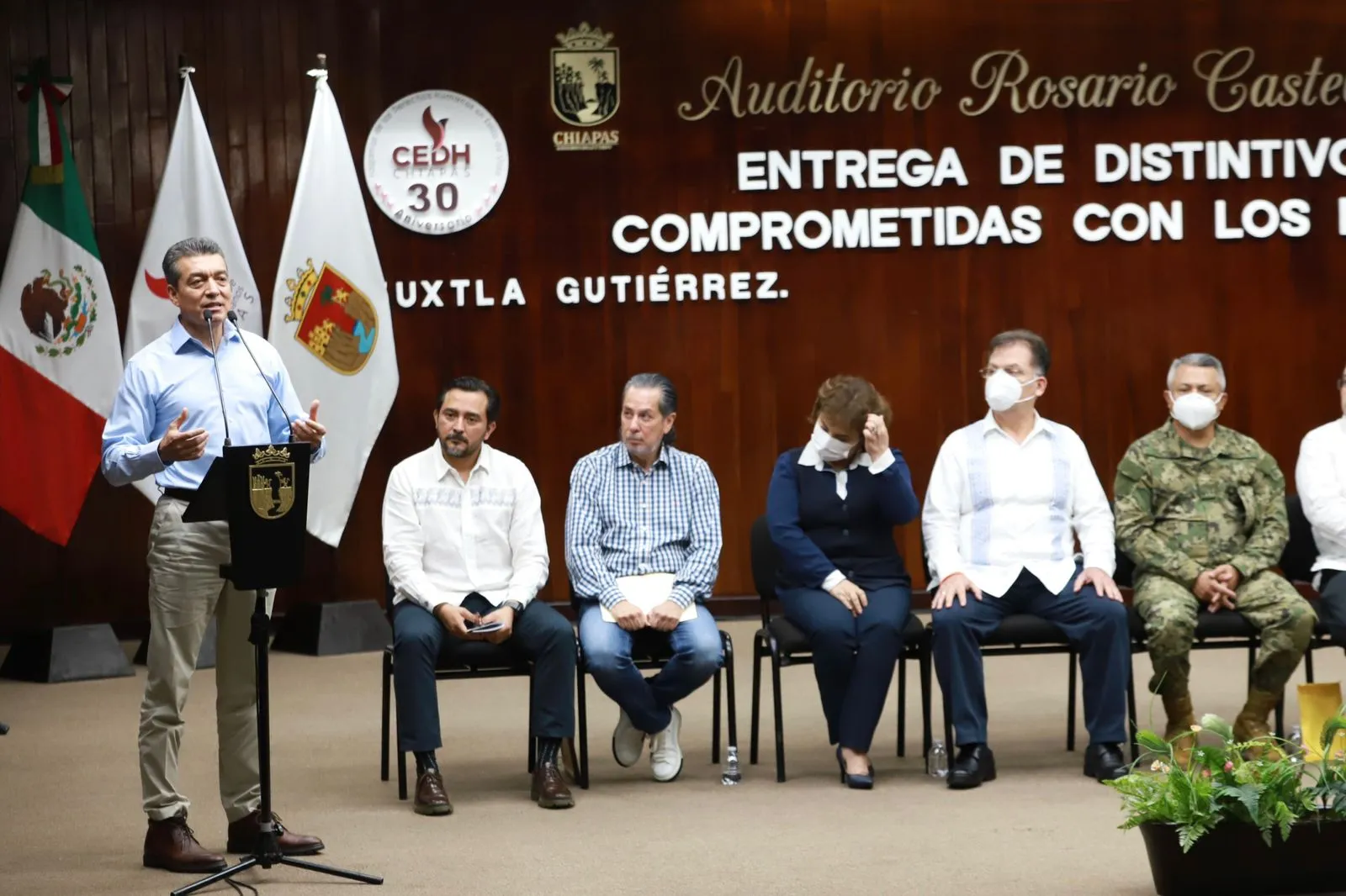 Rutilio Escandón entrega distintivo “Empresa Comprometida con los Derechos Humanos”