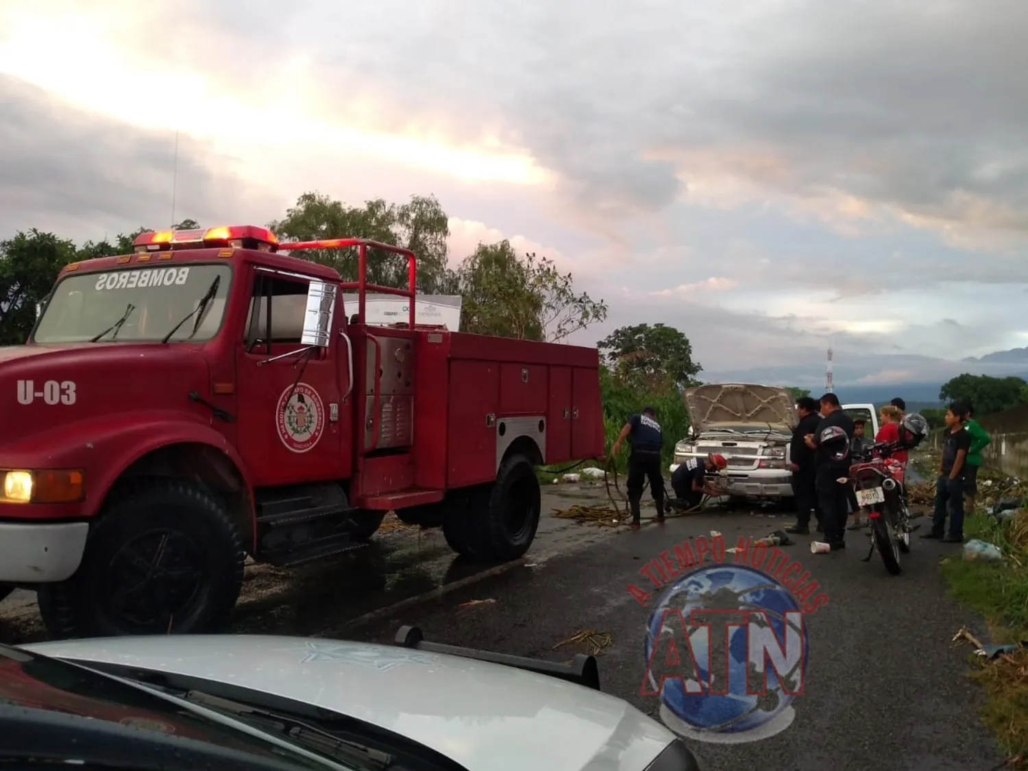 Bomberos rescata camioneta que casi si inundada