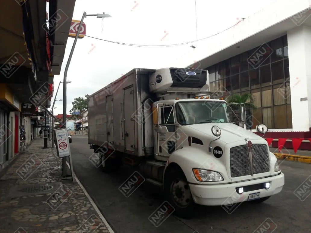 Camión derribó poste de alumbrado público y una caseta telefónica