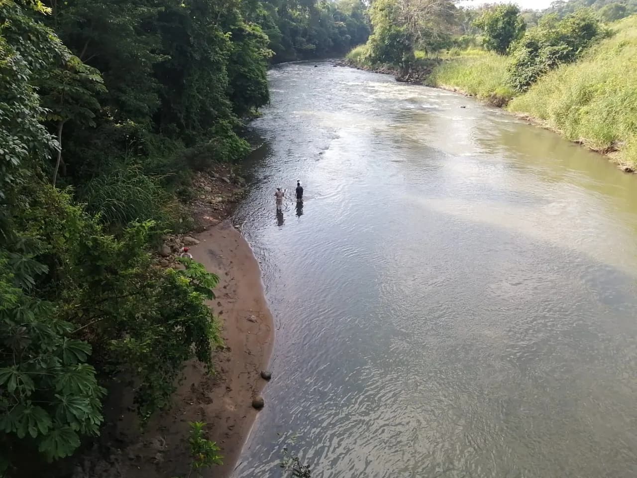 LOCALIZA PROTECCIÓN CIVIL CUERPO DE NIÑO HAITIANO AHOGADO EN RÍO CAHOACAN