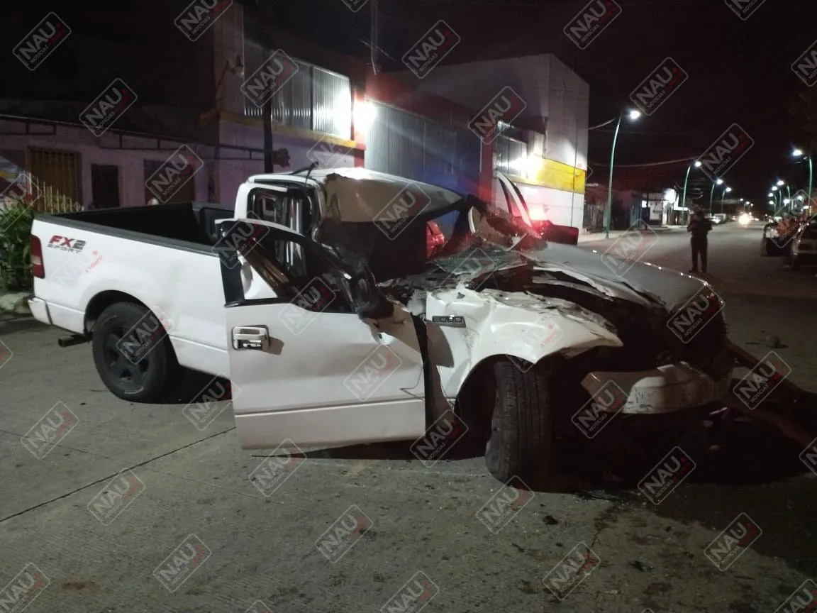 Abandonan vehículo tras chocar con un camión de volteo estacionado