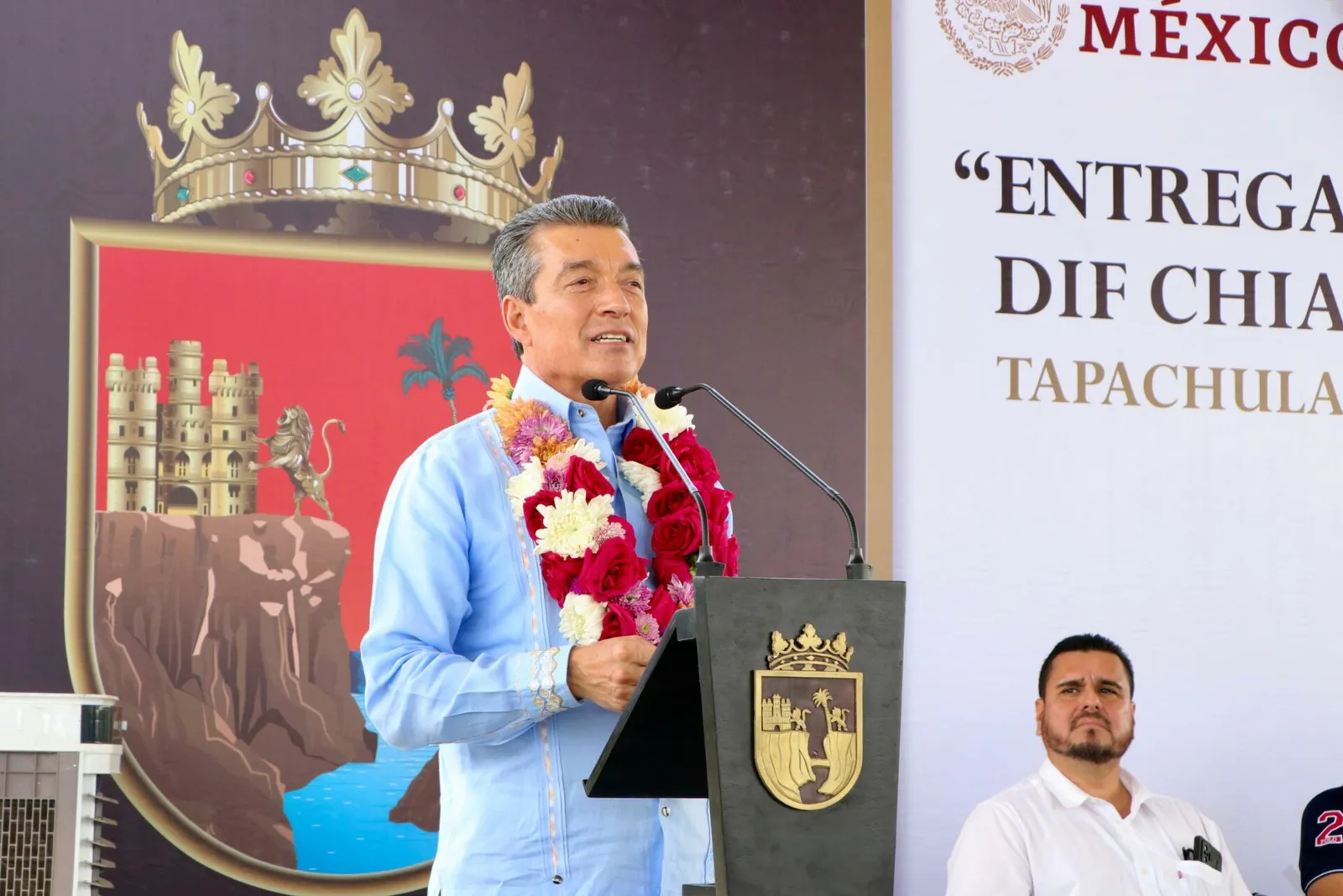 Rutilio Escandón entrega medicinas especializadas y ayudas técnicas a habitantes de la región Soconusco