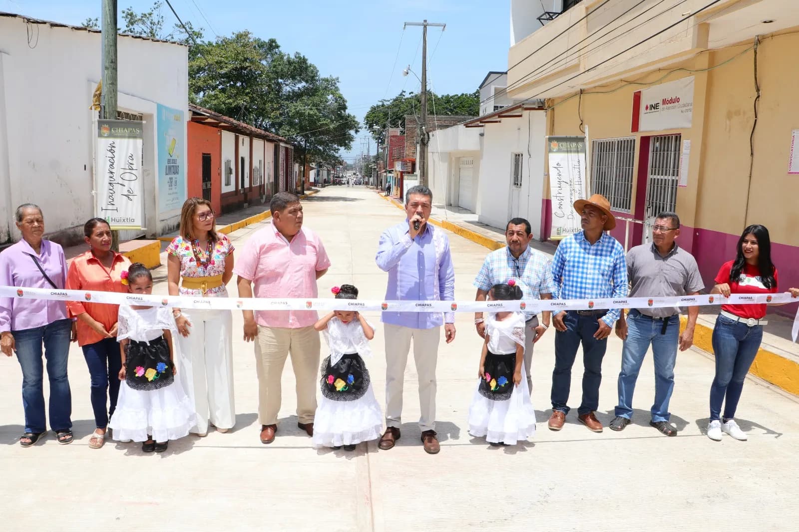 Inaugura Rutilio Escandón pavimentación integral de calles en Huixtla