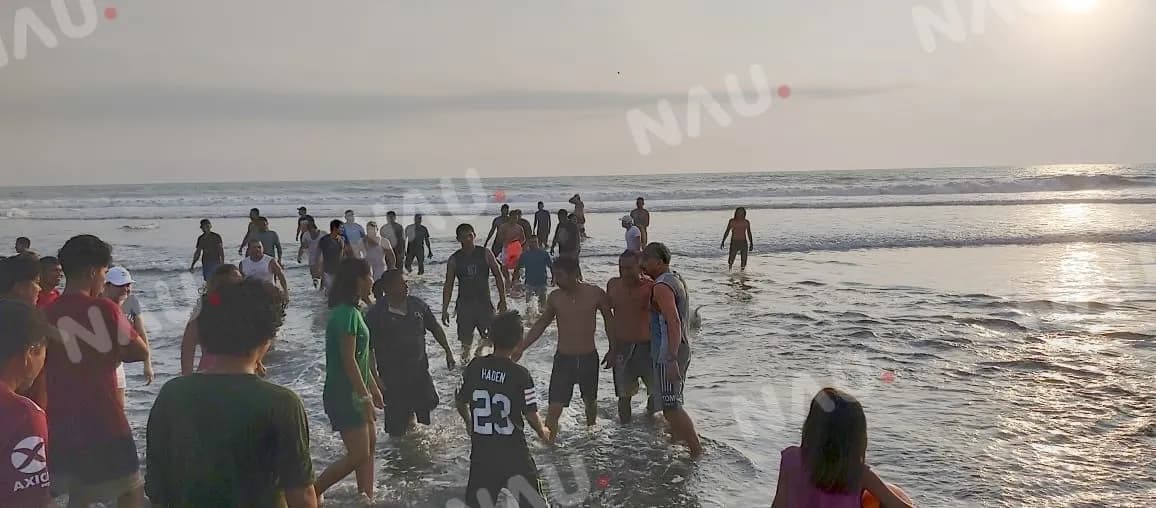 Bañistas salvan de morir a una persona que se estaba ahogando en la playa de pampa honda de Mapastepec