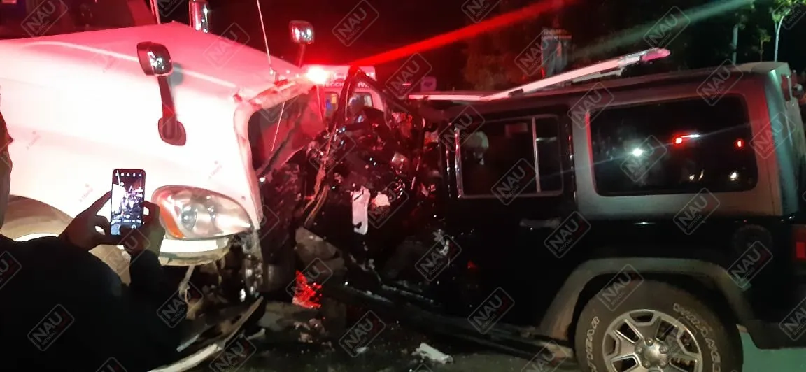 Mujer fue rescatada tras chocar contra un tráiler
