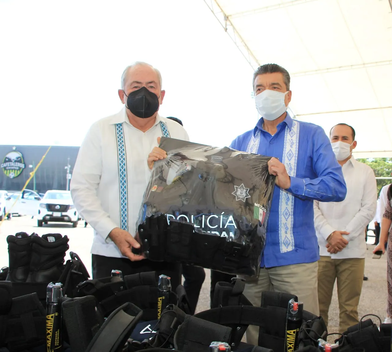Rutilio Escandón y Leonel Cota encabezan entrega de patrullas y equipos para fortalecer a las policías